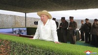 Pemimpin Korea Utara Kim Jong Un memeriksa latihan militer di sebuah lokasi yang dirahasiakan di Korea Utara. Laporan kantor berita Korean Central News Agency (KCNA) menyebut Kim Jong-Un memandu latihan yang dilakukan unit operasi taktis nuklir selama dua pekan terakhir, yang melibatkan rudal balistik dengan hulu ledak nuklir tiruan. KCNA menyebut latihan itu dimaksudkan untuk memberikan pesan kuat untuk pencegahan perang.