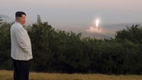 Pemimpin Korea Utara Kim Jong Un memeriksa uji coba rudal di sebuah lokasi yang dirahasiakan di Korea Utara. setempat. Berbagai macam uji coba, sebut KCNA, dilakukan untuk menyimulasikan serangan menargetkan fasilitas komando militer, pelabuhan utama dan menetralkan bandara-bandara di Korsel.