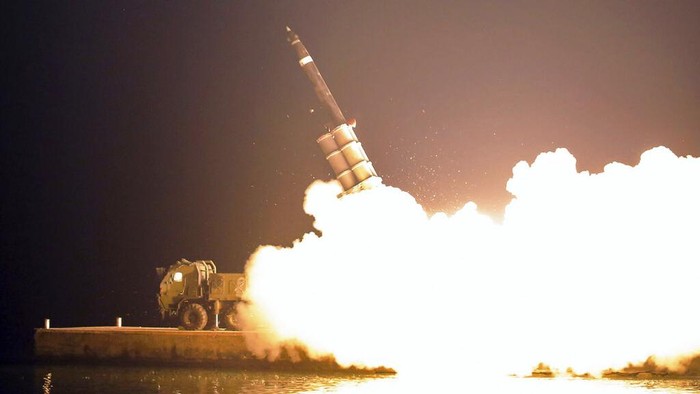 Korea Utara Kembali Luncurkan Dua Rudal Balistik, Ini Foto-fotonya This photo provided on Oct. 10, 2022, by the North Korean government purports to show a missile test at an undisclosed location in North Korea, as taken sometime between Sept. 25 and Oct. 9. Independent journalists were not given access to cover the event depicted in this image distributed by the North Korean government. The content of this image is as provided and cannot be independently verified. Korean language watermark on image as provided by source reads: