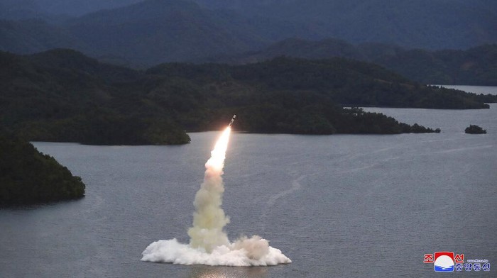 Korea Utara Kembali Luncurkan Dua Rudal Balistik, Ini Foto-fotonya This photo provided on Oct. 10, 2022, by the North Korean government purports to show a missile test at an undisclosed location in North Korea, as taken sometime between Sept. 25 and Oct. 9. Independent journalists were not given access to cover the event depicted in this image distributed by the North Korean government. The content of this image is as provided and cannot be independently verified. Korean language watermark on image as provided by source reads: