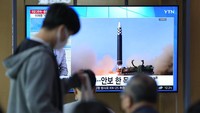 Sebuah layar TV yang menampilkan program berita yang melaporkan peluncuran rudal Korea Utara dengan rekaman file, terlihat di Stasiun Kereta Api Seoul di Seoul, Korea Selatan. Korut menyebut uji coba rudal terbaru yang dilakukannya telah dirancang sebagai simulasi untuk menyerang Korea Selatan (Korsel) dengan senjata nuklir taktis. Itu juga disebut sebagai peringatan atas latihan Angkatan Laut skala besar oleh Korsel dan Amerika Serikat (AS). AP/Lee Jin-man