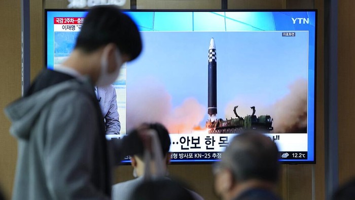 Korea Utara Kembali Luncurkan Dua Rudal Balistik, Ini Foto-fotonya A TV screen showing a news program reporting about North Korea's missile launch with file footage, is seen at the Seoul Railway Station in Seoul, South Korea, Sunday, Oct. 9, 2022. North Korea fired two short-range ballistic missiles toward its eastern waters on Sunday, the latest of a recent barrage of weapons tests, a day after it warned the redeployment of a U.S. aircraft carrier near the Korean Peninsula was inflaming regional tensions. (AP Photo/Lee Jin-man)