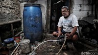 Menurut keterangan warga, pembayaran uang bulanan air bersih untuk membayar bantuan air tangki dari pihak perusahaan air. Padahal air yang diberikan oleh tangki disana tidak seberapa karena harus mengaliri ke ratusan warga dan kecil alirannya.  