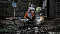 Menurut keterangan petugas, dalam sehari mereka bisa memberikan bantuan sebanyak 10.000 liter untuk air bersih di Kampung Marunda Kepu.  