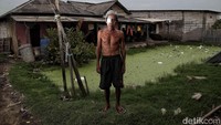 Menurut warga setempat, penyebab kesulitan air bersih dikarenakan ada permasalahan pipa air di kampung itu.  