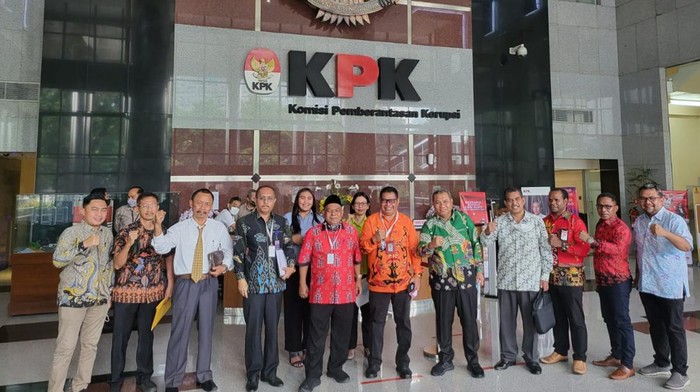 Kuasa hukum istri dan anak Lukas Enembe di KPK. (Istimewa)