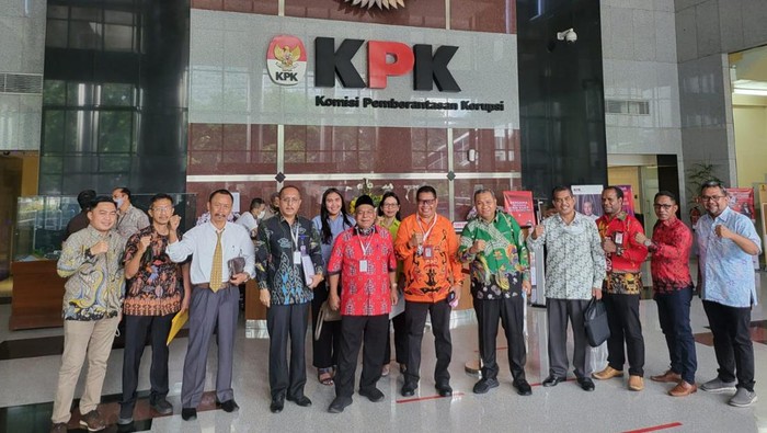 Kuasa hukum istri dan anak Lukas Enembe di KPK. (Istimewa)