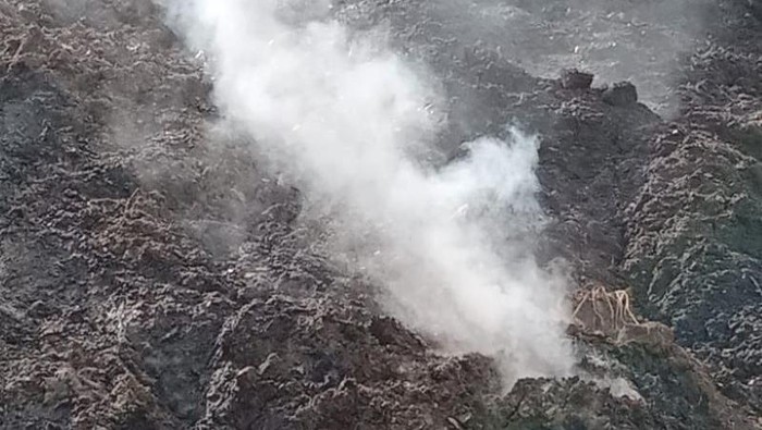 Lima titik api muncul sekaligus disertai bau belerang dari perbukitan Naimutis, NTT.