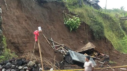 Senderan sekaligus Pelinggih Piasan yang ada di Pura Dadia Penataran Pande Ambal Ambal jebol akibat hujan deras