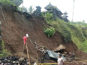 Terparah Sejak 2020! Pelinggih Pura Pande Karangasem Jebol Lagi
