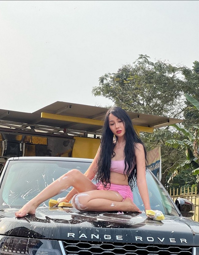 “Kaya barbie2an gak sih wkwkw,” komentar netizen pada unggahan foto dirinya mengenakan bikini pink dan berpose di atas mobil. Foto: Instagram/@lucintaluna_manjalita
