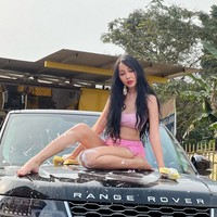 “Kaya barbie2an gak sih wkwkw,” komentar netizen pada unggahan foto dirinya mengenakan bikini pink dan berpose di atas mobil. Foto: Instagram/@lucintaluna_manjalita