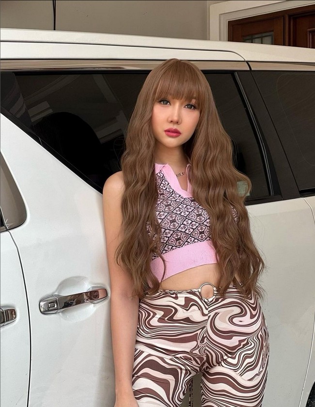 Lucinta Luna dipuji seperti boneka hidup saat mengunggah foto terbarunya di Instagram. Perubahannya terlihat signifikan setelah melakukan operasi plastik. Foto: Instagram/@lucintaluna_manjalita