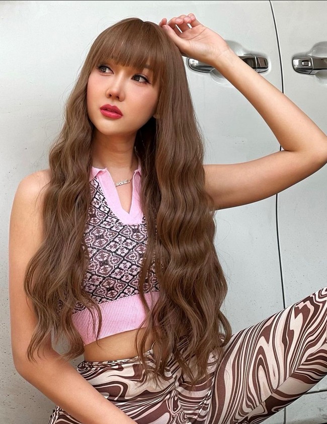 “Kirain barbie, ternyata ratu @lucintaluna_manjalita 😍😍😍 mirip barbie 🔥,” puji netizen. Foto: Instagram/@lucintaluna_manjalita