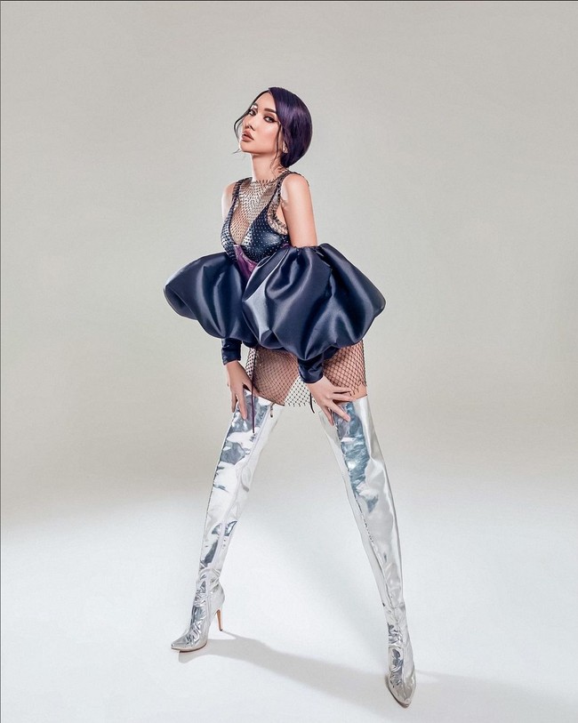 Bintang film ‘Bridezilla’ ini terhitung sudah melakukan delapan kali operasi plastik. Namun dia tidak berniat berhenti. Dia pun berencana melakukan operasi di telinga. Foto: Instagram/@lucintaluna_manjalita