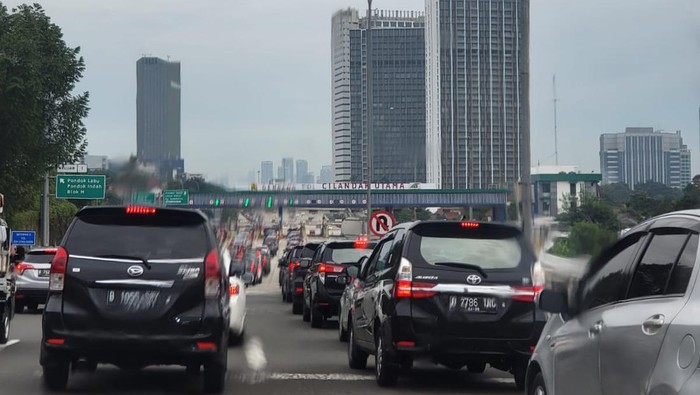 Pintu Keluar Tol Cilandak Utama Macet