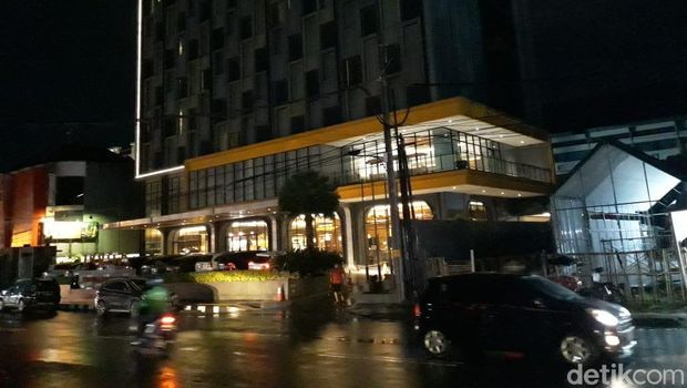 Seorang mahasiswa UGM loncat dari lantai 11. Korban ditemukan tewas setelah jatuh dari sebuah hotel di Sleman, Yogyakarta pada Sabtu, 8 Oktober 2022.