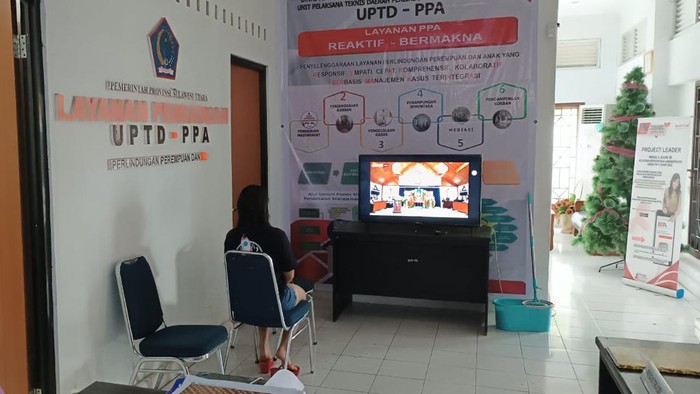 Mahasiswi Unsrat saat dievakuasi UPDT PPA Sulut gegara diduga dipasung dan dianiaya ibu tirinya.