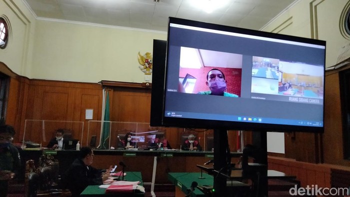Max, saat mendengarkan vonis melalui teleconference