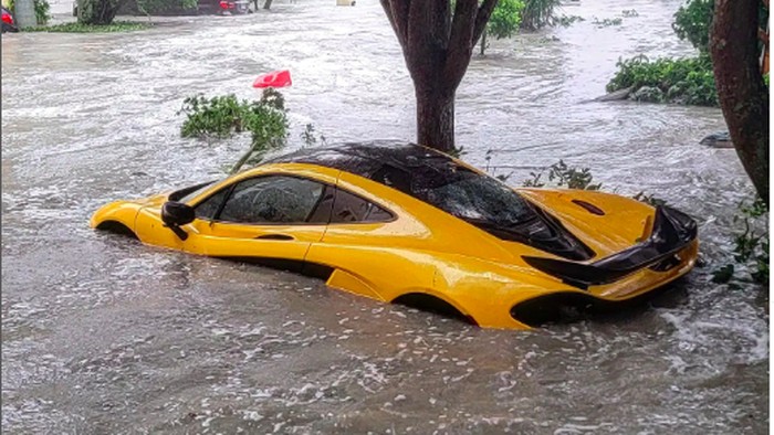 McLaren P1 Terendam Banjir