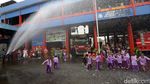 Melihat Aksi Damkar Cilik Padamkan Api
