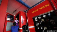 Anak-anak itu juga mendapat kesempatan untuk menaiki mobil pemadam kebakaran.