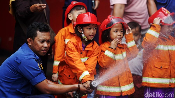 Melihat Aksi Damkar Cilik Padamkan Api Siswa-siswi PAUD mendapat kesempatan belajar memadamkan kebakaran di Dinas Pemadam Kebakaran Sektor Matraman, Jakarta. Mereka diajari langsung petugas Damkar.