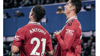 Meme dengan foto Ronaldo dan Antony sedang tertawa melihat kejatuhan Liverpool. Foto: Twitter