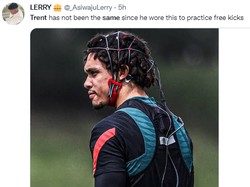 Fans ini menduga permainan Trent semakin jelek setelah memakai alat perekam aktivitas otak ini untuk latihan tendangan bebas. (Foto: Twitter)