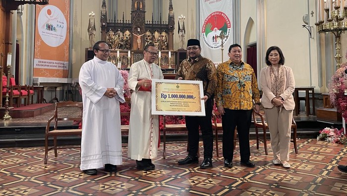 Menag Yaqut serahkan bantuan Rp 1 miliar untuk Gereja Katedral Jakarta (Silvia-detikcom)