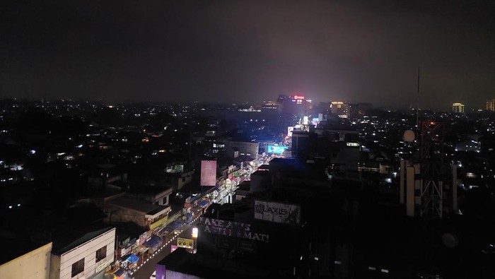 Menikmati pemandangan Bandung dari lantai 9 hotel.
