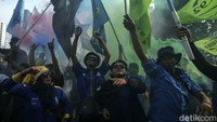 Aksi unjuk rasa bertajuk Aliansi Aksi Sejuta Buruh merupakan demonstrasi gabungan dari berbagai serikat dan konfederasi buruh.