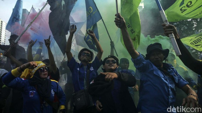 Sejumlah buruh menggelar aksi Tolak Kenaikan BBM di Patung Kuda, Jakarta, Senin (10/10/2022). Aksi tersebut merupakan aksi lanjutan terkait kenaikan harga BBM.