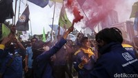 Aksi unjuk rasa dari berbagai elemen masyarakat terus bergulir di sejumlah daerah di Indonesia sebagai bentuk respons atas kenaikan harga BBM bersubsidi.