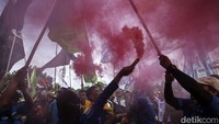 Dalam aksinya mereka turut berjoget dengan membakar flare untuk kembali membakar semangat buruh yang datang.