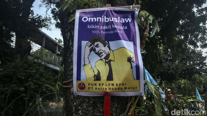 Menyalakan Flare, Buruh Tolak Kenaikan BBM Sejumlah buruh menggelar aksi Tolak Kenaikan BBM di Patung Kuda, Jakarta, Senin (10/10/2022). Aksi tersebut merupakan aksi lanjutan terkait kenaikan harga BBM.