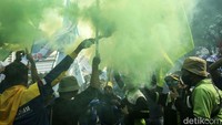 Massa buruh mendatangi Patung Kuda Pukul 13.30 WIB. Mereka tampak menyalakan flare warna-warni.