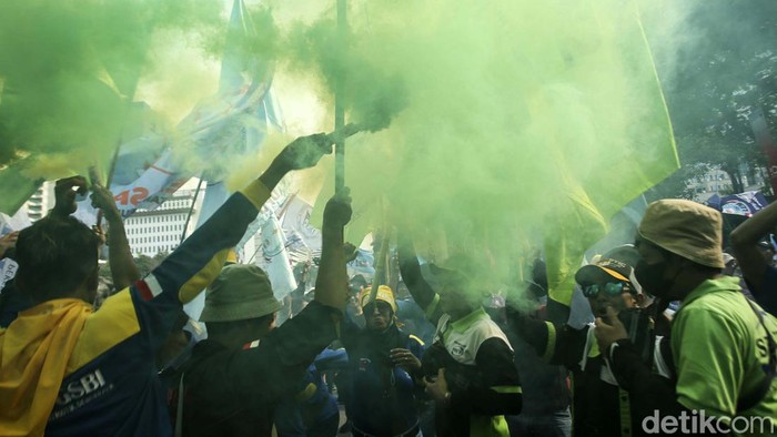 Menyalakan Flare, Buruh Tolak Kenaikan BBM Sejumlah buruh menggelar aksi Tolak Kenaikan BBM di Patung Kuda, Jakarta, Senin (10/10/2022). Aksi tersebut merupakan aksi lanjutan terkait kenaikan harga BBM.