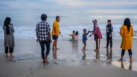 Wisatawan menikmati liburan di Pantai Santolo, Pameungpeuk, Kabupaten Garut. Pesona tersembuyi itu di antaranya Pantai Cidaun, Santolo, Rancabuaya, Sayangheulang, dan pantai lainnya. Dari pusat Kota Bandung, pantai-pantai tersebut dapat diakses melalui Ciwidey, Kabupaten Bandung, atau melalui Pameungpeuk, Kabupaten Garut.   