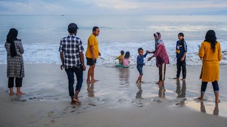 Ditonjok Preman Pantai Santolo, Emak-emak di Garut Babak Belur