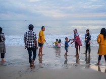Ditonjok Preman Pantai Santolo, Emak-emak di Garut Babak Belur