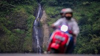 Pengendara melintas di kawasan wisata air terjun Ceret di Jalan Raya Ciwidey-Naringgul, Kabupaten Cianjur. Jika melewati jalur Bandung-Ciwidey, wisatawan akan disuguhi pemandangan Air Terjun Ceret yang lokasinya tepat di pinggir jalan raya di daerah Naringgul, Cianjur Selatan.  