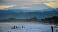 Nelayan melaut dengan latar belakang Gunung Papandayan di Pantai Santolo, Pameungpeuk, Kabupaten Garut. Sementara pesisir Pameungpeuk, Kabupaten Garut, menyuguhkan pantai berpasir putih dengan latar belakang kemegahan Gunung Papandayan.   