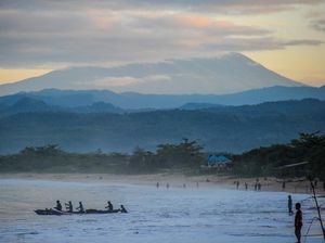 Kapal Ikan Misterius Ditemukan Terdampar di Pantai Santolo Garut