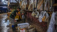 Nelayan menyimpan ikan di kotak pendingin di sebuah tempat penjualan ikan di Pameungpeuk, Kabupaten Garut. Adanya Perpres Nomor 87 Tahun 2021 tentang percepatan pembangunan kawasan Rebana dan Jawa Barat bagian selatan ikut mengembuskan angin segar bagi warga setempat karena diharapkan mampu mendongkrak perekonomian masyarakat di sektor wisata.  