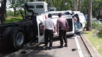 CR-V yang Kecelakaan di Citraland Surabaya saat masih terguling/Foto: Deny Prastyo Utomo/detikJatim