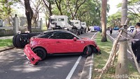 Bagian belakang Mini Cooper yang rusak hingga terlepas/Foto: Deny Prastyo Utomo/detikJatim