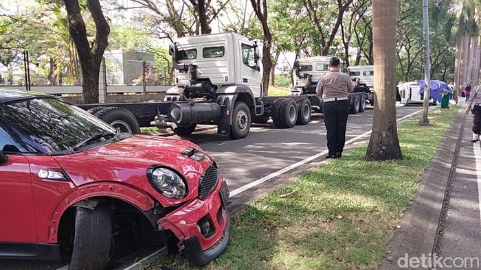 Mini Cooper dan CRV terlibat Kecelakaan di Citraland Surabaya, Senin (10/10/2022). Dua mobil mewah tersebut rusak parah.