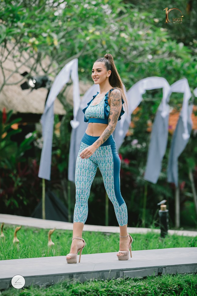 Miss Grand Ukraina Olga Vasyliv yang viral karena tak mau sekamar dengan Miss Grand Rusia, percaya diri memamerkan perut langsing dan tato di lengannya. Foto: Dok. Yayasan Dunia Mega Bintang, Facebook Miss Grand International