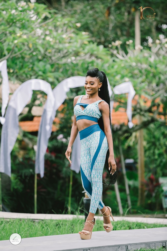 Finalis Miss Grand International 2022 asal Ghana tampil maksimal dalam sesi kompetisi sportswear. Dia dinilai oleh para juri yaitu Didiet Maulana, Happy Salma, Ivan Gunawan, Miss Grand International 2021 Queen Tien dan Vice Presiden Miss Grand International Teresa Chaivisut. Foto: Dok. Yayasan Dunia Mega Bintang, Facebook Miss Grand International